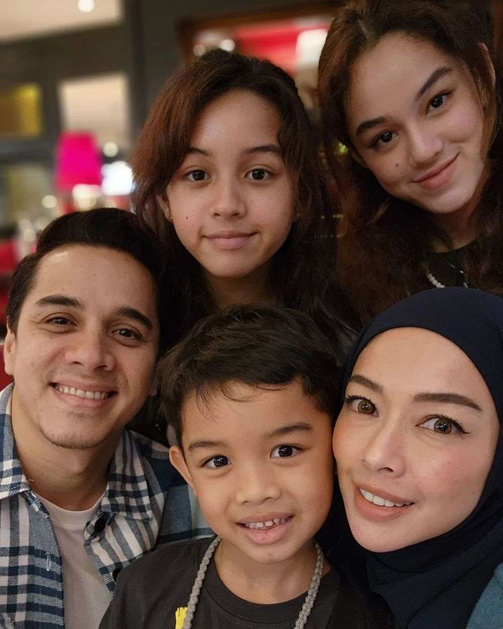 Potret Anak Artis Berwajah Blasteran dengan Kulit Sawo Matang
