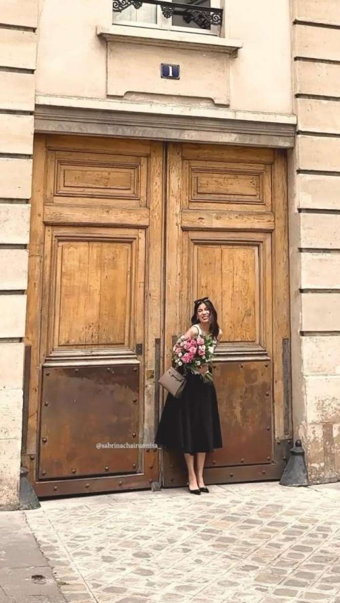 Potret Sabrina Chairunnisa Liburan ke Paris, Bergaya ala Serial Emily in Paris