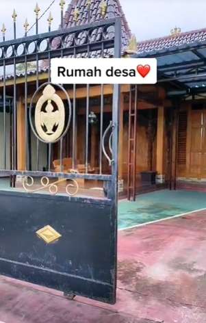 Viral Rumah Mewah Bak Istana Keraton di Kampung, Dikira Milik Pejabat Ternyata Kuli Bangunan, Ini Potretnya