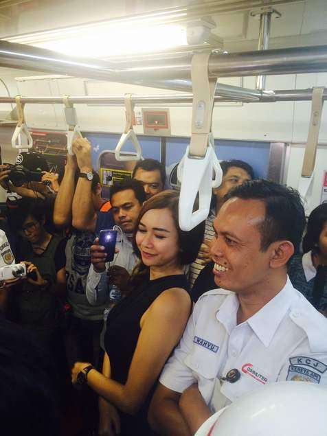 12 Potret Artis `Sultan` Saat Naik Angkutan Umum, Busana Aura Kasih Disorot, Kelewat Seksi?