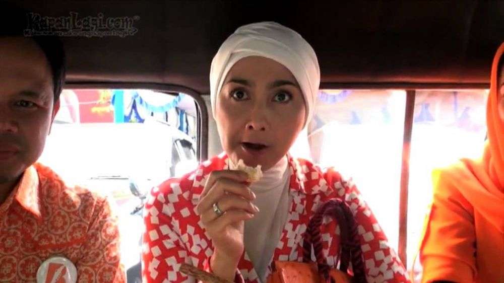 12 Potret Artis `Sultan` Saat Naik Angkutan Umum, Busana Aura Kasih Disorot, Kelewat Seksi?