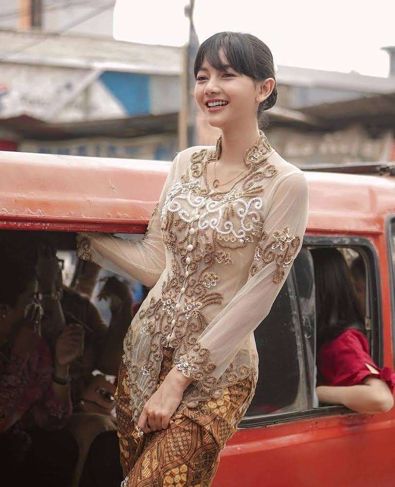12 Potret Artis `Sultan` Saat Naik Angkutan Umum, Busana Aura Kasih Disorot, Kelewat Seksi?