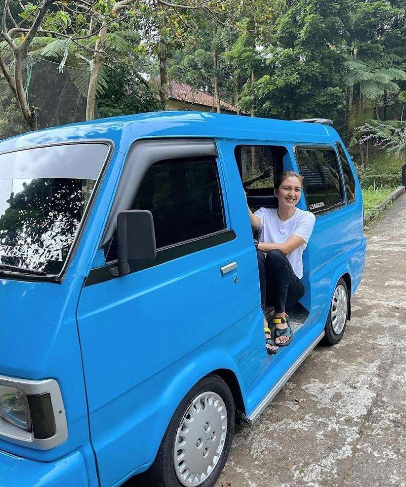 12 Potret Artis `Sultan` Saat Naik Angkutan Umum, Busana Aura Kasih Disorot, Kelewat Seksi?