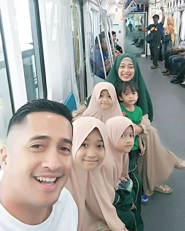 12 Potret Artis `Sultan` Saat Naik Angkutan Umum, Busana Aura Kasih Disorot, Kelewat Seksi?