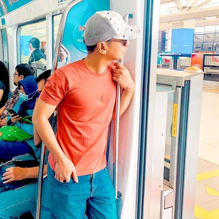 12 Potret Artis `Sultan` Saat Naik Angkutan Umum, Busana Aura Kasih Disorot, Kelewat Seksi?