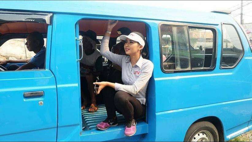 12 Potret Artis `Sultan` Saat Naik Angkutan Umum, Busana Aura Kasih Disorot, Kelewat Seksi?