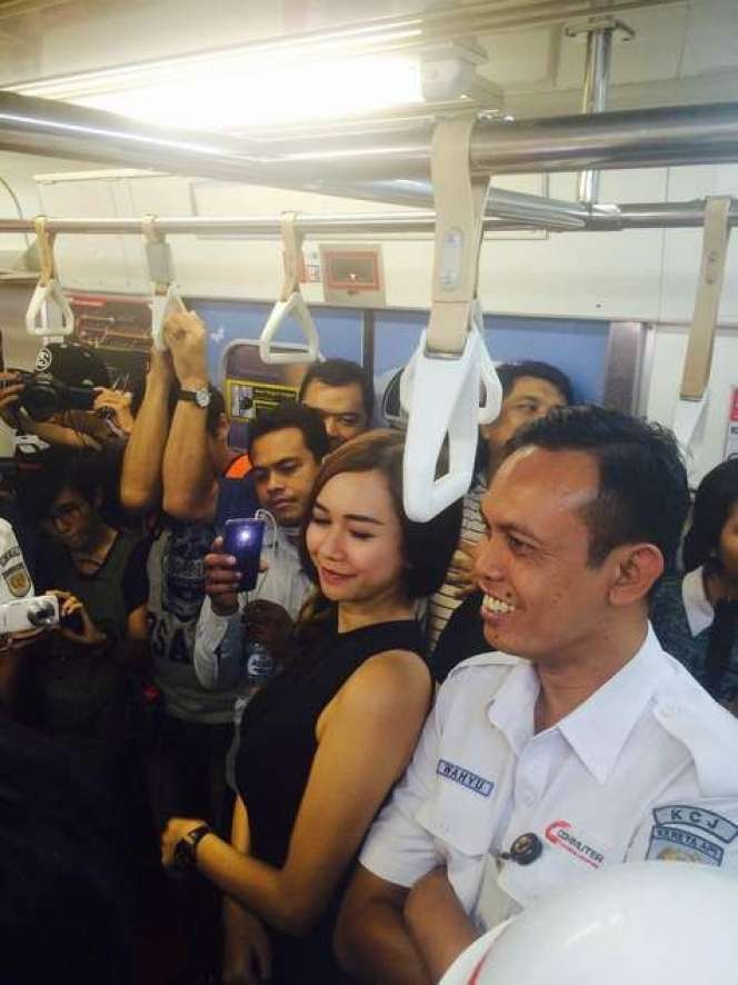 12 Potret Artis `Sultan` Saat Naik Angkutan Umum, Busana Aura Kasih Disorot, Kelewat Seksi?