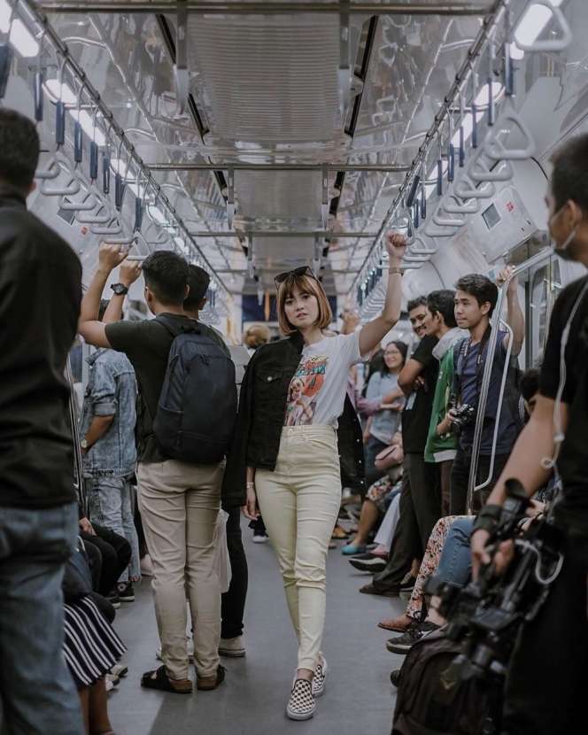 12 Potret Artis `Sultan` Saat Naik Angkutan Umum, Busana Aura Kasih Disorot, Kelewat Seksi?