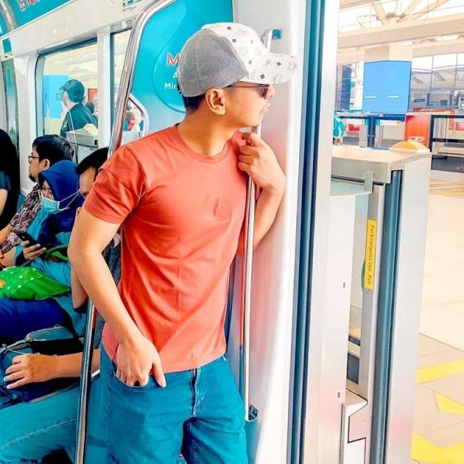 12 Potret Artis `Sultan` Saat Naik Angkutan Umum, Busana Aura Kasih Disorot, Kelewat Seksi?