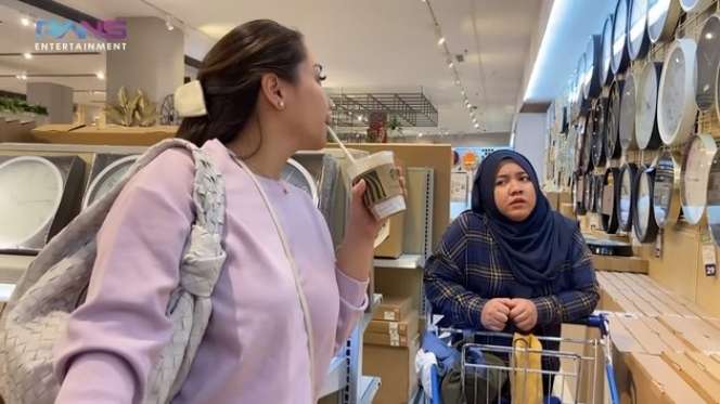 Awalnya 'Cuma Lihat-Lihat', Potret Nagita Slavina Bawa Pulang Belanjaan sampai 20 Troli