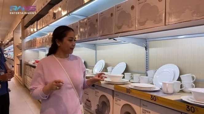 Awalnya 'Cuma Lihat-Lihat', Potret Nagita Slavina Bawa Pulang Belanjaan sampai 20 Troli