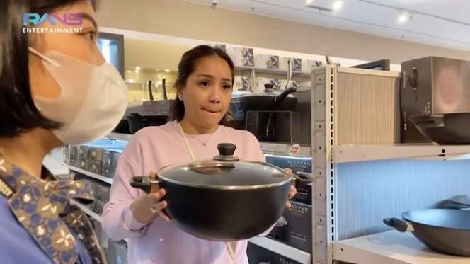 Awalnya 'Cuma Lihat-Lihat', Potret Nagita Slavina Bawa Pulang Belanjaan sampai 20 Troli