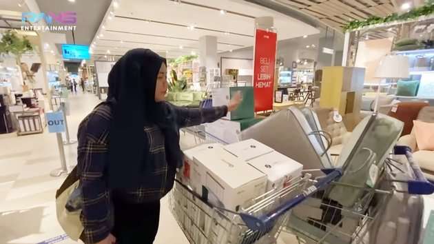 Awalnya 'Cuma Lihat-Lihat', Potret Nagita Slavina Bawa Pulang Belanjaan sampai 20 Troli