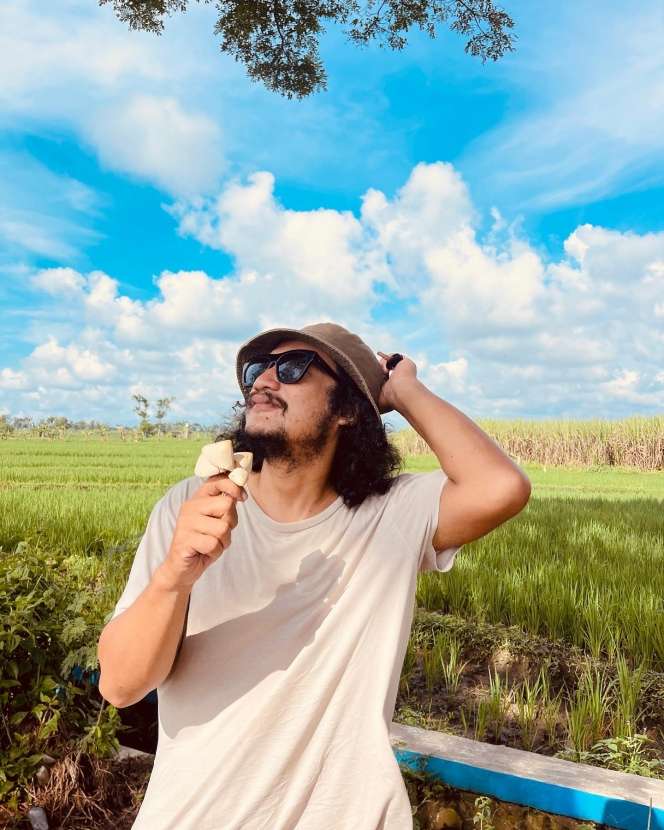 Komedian Ternama Ini Pilih Balik Kampung Demi Rawat Ibu, Kini Menepi dari Dunia Hiburan dan Buka Usaha Warung!