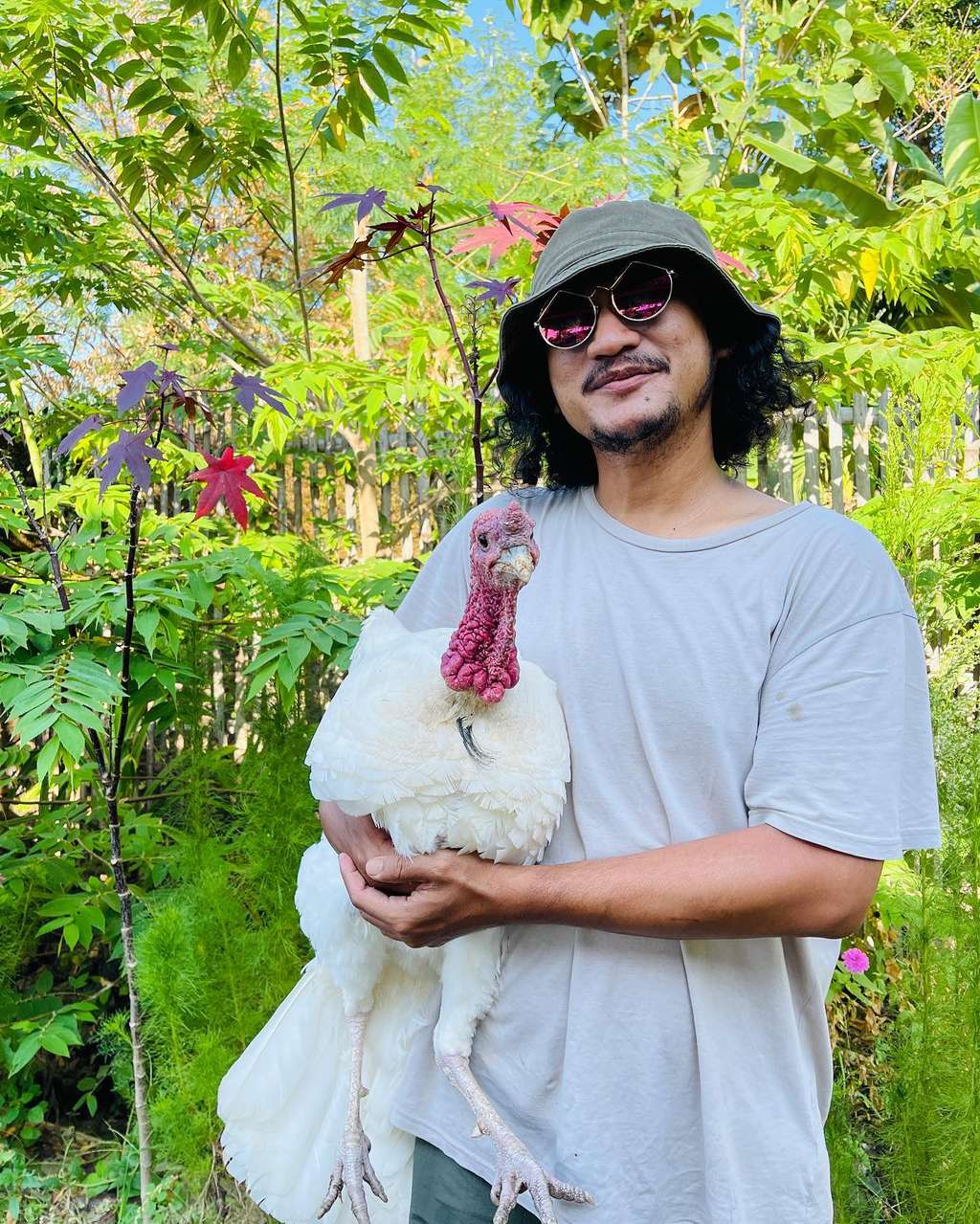 Komedian Ternama Ini Pilih Balik Kampung Demi Rawat Ibu, Kini Menepi dari Dunia Hiburan dan Buka Usaha Warung!