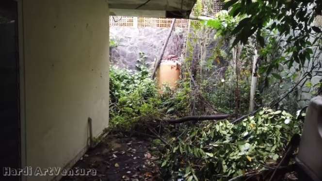 Potret Rumah Mewah Milik Artis Era 90-an, Kini Terbengkalai Bak Hutan Rimbun, Sisakan Aura Mencekam!