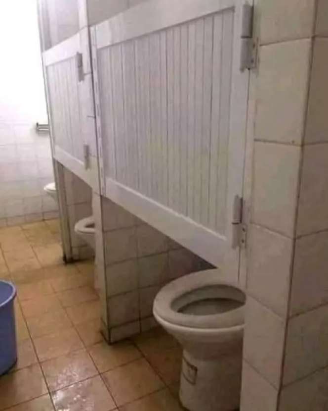 10 Potret Nyeleneh Desain Pintu Ini Malah Bikin Emosi, Antara Ada dan Tiada!