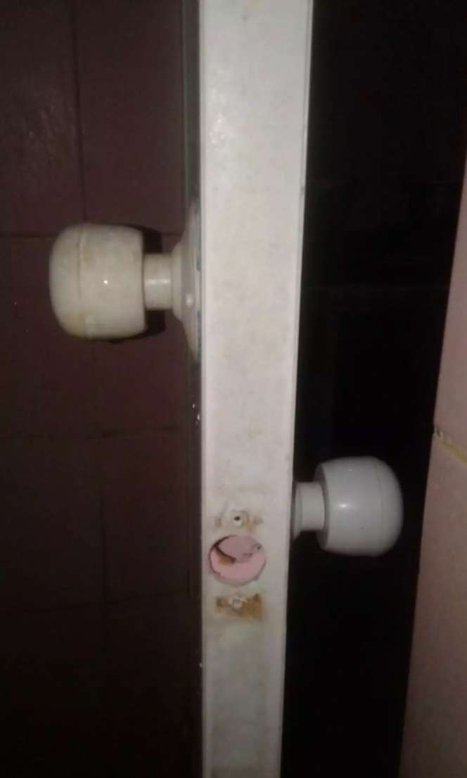 10 Potret Nyeleneh Desain Pintu Ini Malah Bikin Emosi, Antara Ada dan Tiada!
