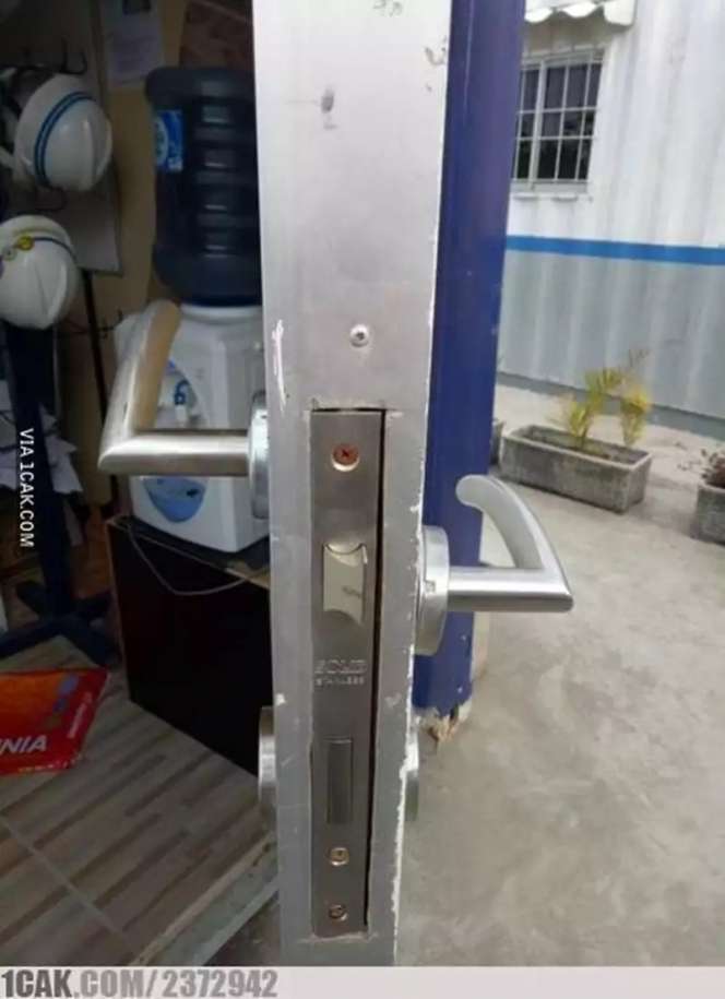 10 Potret Nyeleneh Desain Pintu Ini Malah Bikin Emosi, Antara Ada dan Tiada!