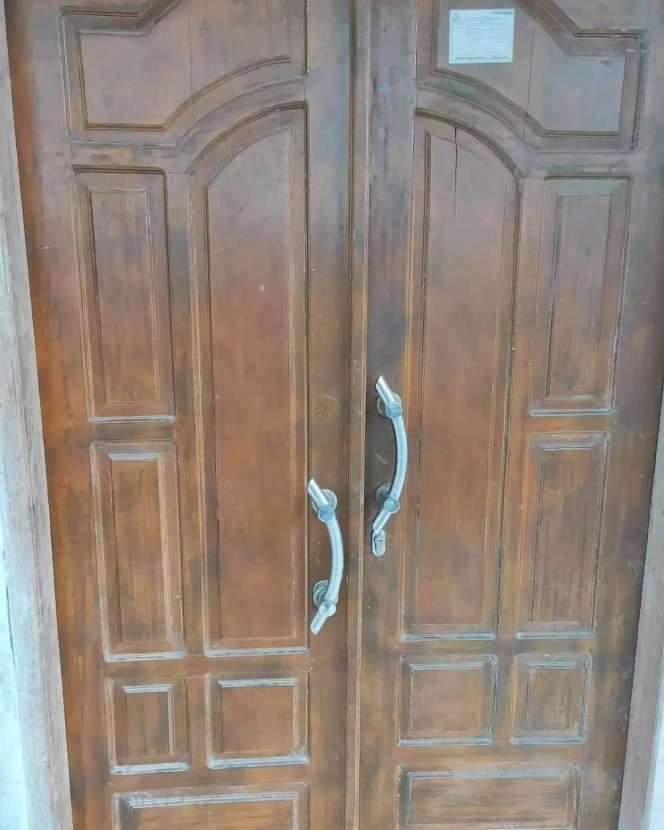 10 Potret Nyeleneh Desain Pintu Ini Malah Bikin Emosi, Antara Ada dan Tiada!