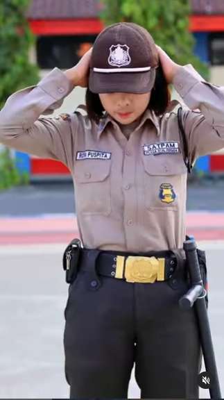 Viral Satpam Cantiknya Bak Bidadari, Ternyata Dulu Gagal Jadi Polwan, Lihat Potretnya Auto Terpikat