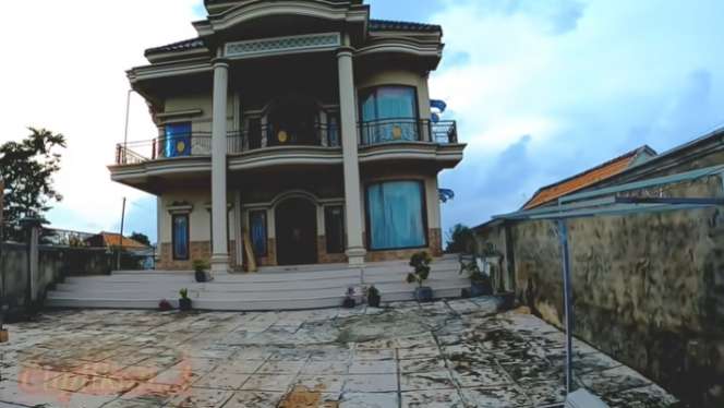 Potret Kampung Unik di Madura, Isinya TKI Arab Saudi, Deretan Rumah Mewah dan Pekarangan Super Luas Malah Bikin Salfok!