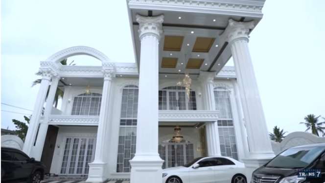 10 Potret Rumah Mami Sultan Palembang, Bak Istana di Tengah Kampung, Raffi Ahmad Lewat!