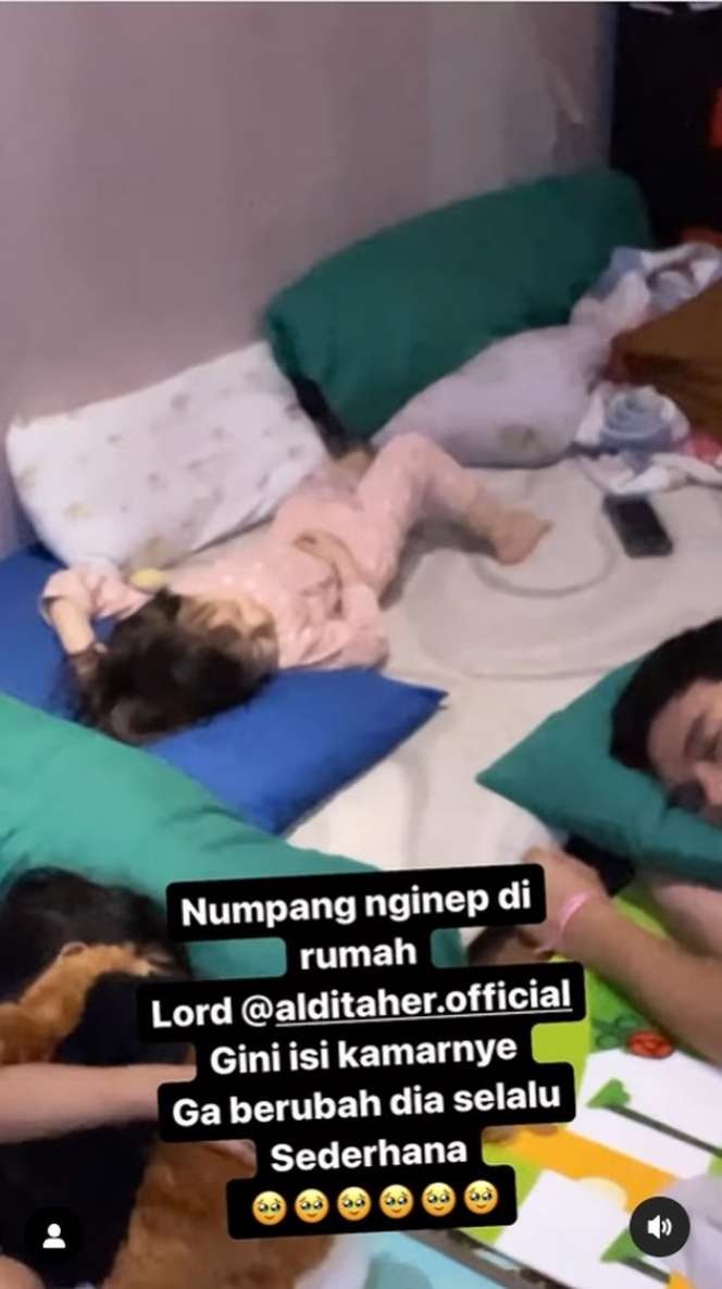 8 Potret Kamar Tidur Aldi Taher yang Sederhana, Tak Punya Kasur, Baju-Baju Super Berantakan!