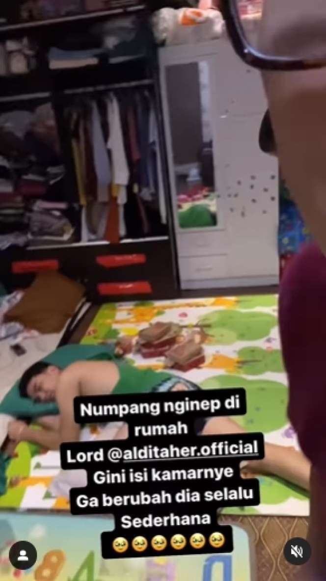 8 Potret Kamar Tidur Aldi Taher yang Sederhana, Tak Punya Kasur, Baju-Baju Super Berantakan!