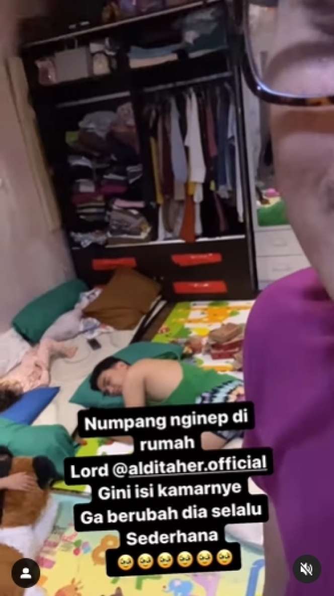 8 Potret Kamar Tidur Aldi Taher yang Sederhana, Tak Punya Kasur, Baju-Baju Super Berantakan!