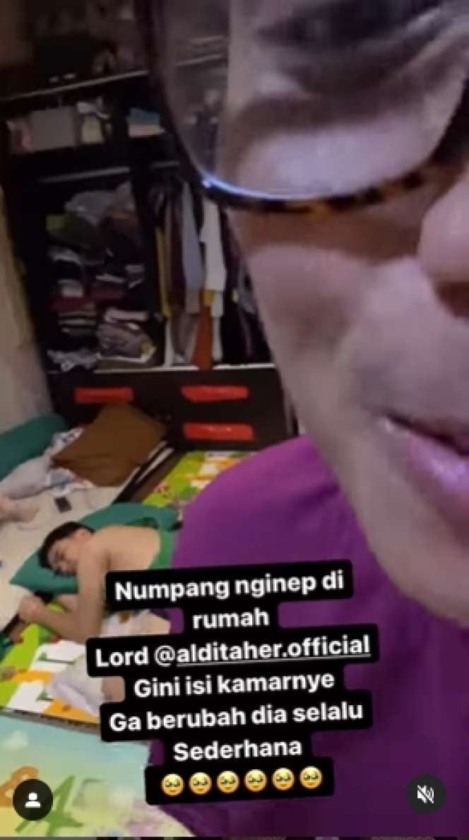 8 Potret Kamar Tidur Aldi Taher yang Sederhana, Tak Punya Kasur, Baju-Baju Super Berantakan!