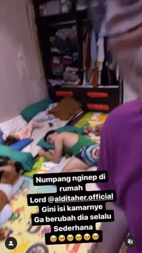 8 Potret Kamar Tidur Aldi Taher yang Sederhana, Tak Punya Kasur, Baju-Baju Super Berantakan!