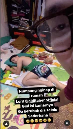 8 Potret Kamar Tidur Aldi Taher yang Sederhana, Tak Punya Kasur, Baju-Baju Super Berantakan!