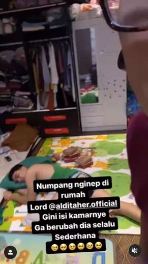 8 Potret Kamar Tidur Aldi Taher yang Sederhana, Tak Punya Kasur, Baju-Baju Super Berantakan!