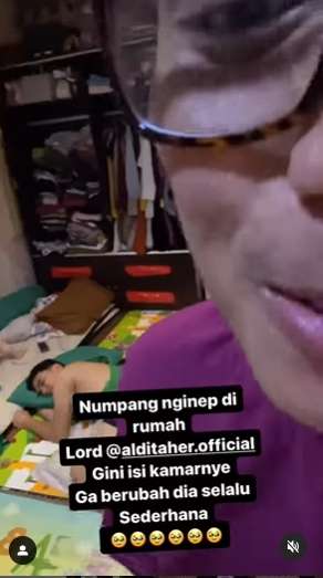 8 Potret Kamar Tidur Aldi Taher yang Sederhana, Tak Punya Kasur, Baju-Baju Super Berantakan!