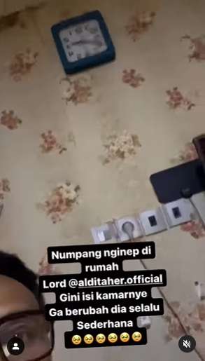 8 Potret Kamar Tidur Aldi Taher yang Sederhana, Tak Punya Kasur, Baju-Baju Super Berantakan!