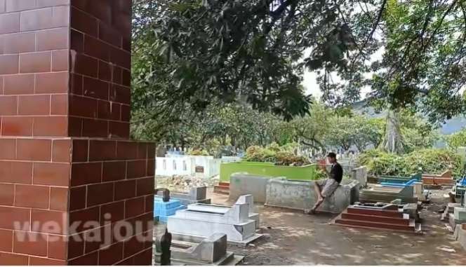 Warung Kelontong Ini Tetap Berdiri Kokoh Meski Ada di Area Kuburan, Ternyata Ini Alasannya…