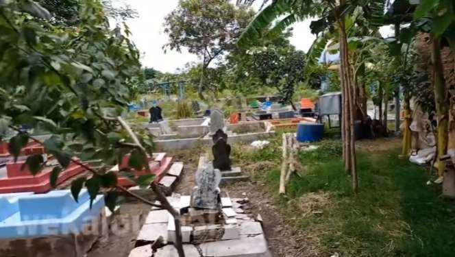 Warung Kelontong Ini Tetap Berdiri Kokoh Meski Ada di Area Kuburan, Ternyata Ini Alasannya…