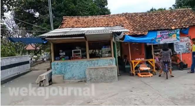 Warung Kelontong Ini Tetap Berdiri Kokoh Meski Ada di Area Kuburan, Ternyata Ini Alasannya…