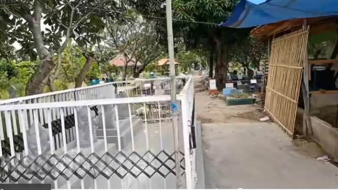 Warung Kelontong Ini Tetap Berdiri Kokoh Meski Ada di Area Kuburan, Ternyata Ini Alasannya…