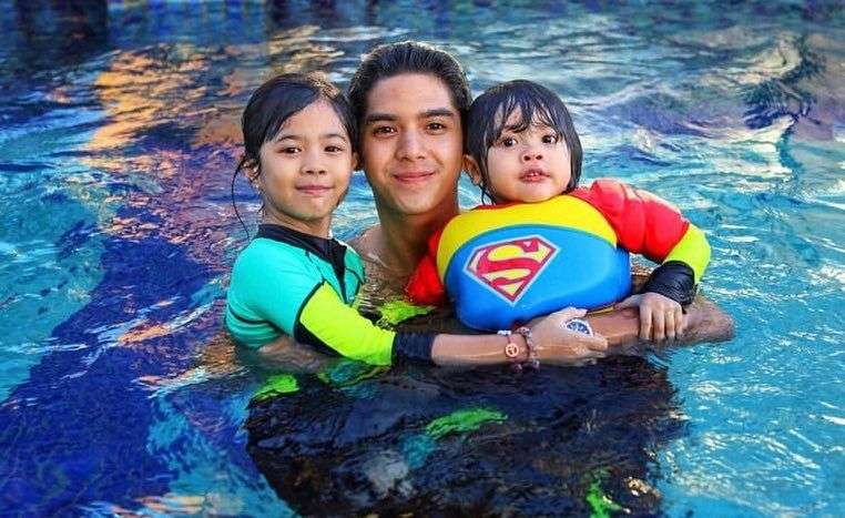 10 Potret Artis Momong Adik Kecilnya, Rafathar Gendong Rayyanza di Depan Orang-Orang Penting, Gemes Banget!