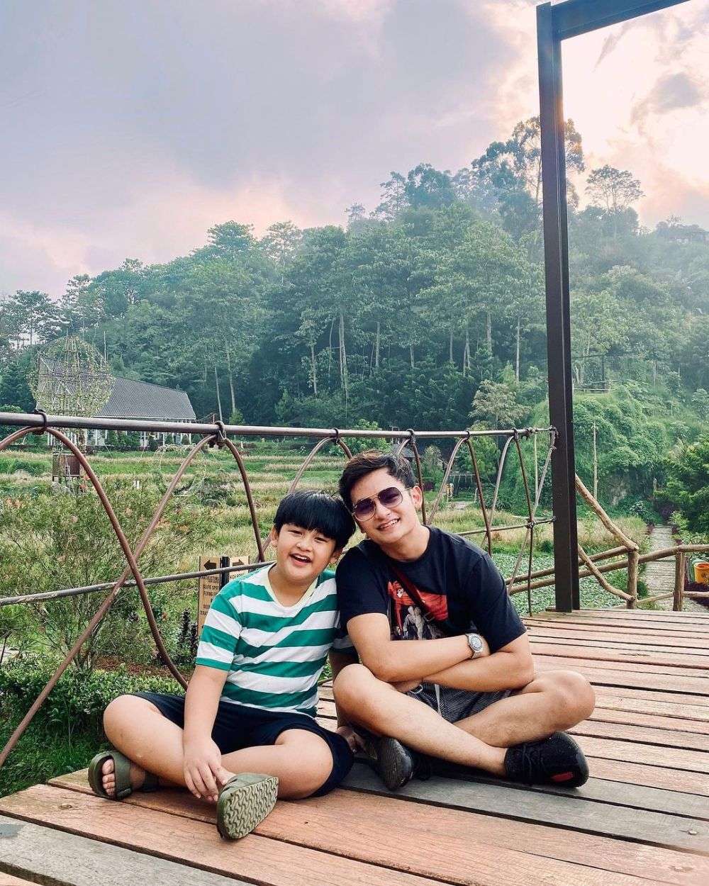 10 Potret Artis Momong Adik Kecilnya, Rafathar Gendong Rayyanza di Depan Orang-Orang Penting, Gemes Banget!