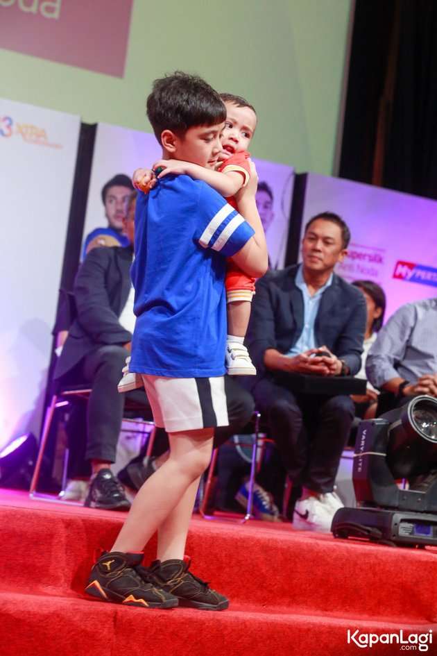10 Potret Artis Momong Adik Kecilnya, Rafathar Gendong Rayyanza di Depan Orang-Orang Penting, Gemes Banget!