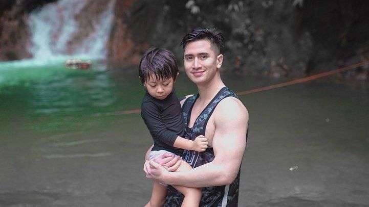 10 Potret Artis Momong Adik Kecilnya, Rafathar Gendong Rayyanza di Depan Orang-Orang Penting, Gemes Banget!
