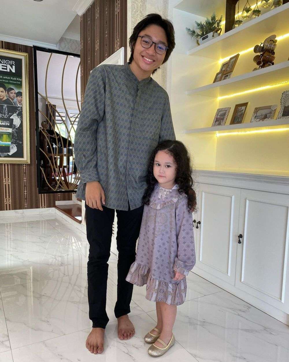 10 Potret Artis Momong Adik Kecilnya, Rafathar Gendong Rayyanza di Depan Orang-Orang Penting, Gemes Banget!