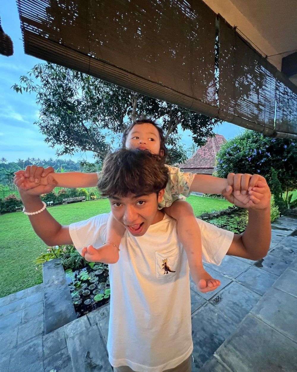 10 Potret Artis Momong Adik Kecilnya, Rafathar Gendong Rayyanza di Depan Orang-Orang Penting, Gemes Banget!