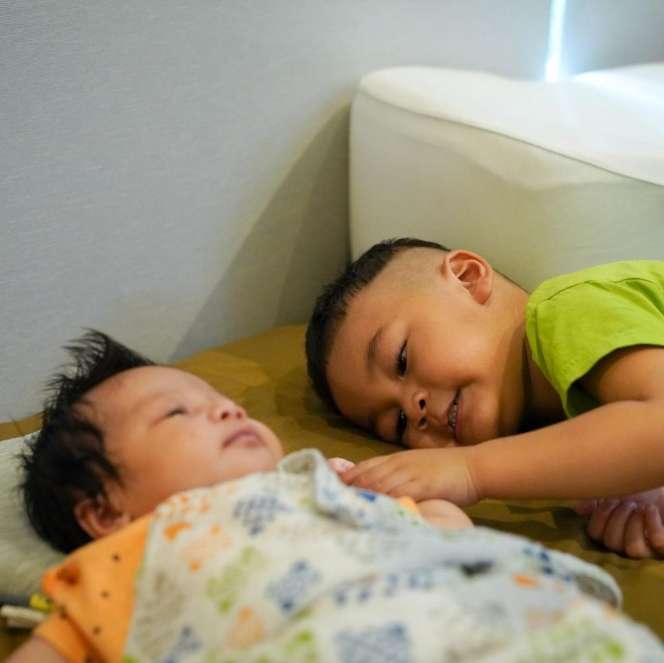 10 Potret Artis Momong Adik Kecilnya, Rafathar Gendong Rayyanza di Depan Orang-Orang Penting, Gemes Banget!