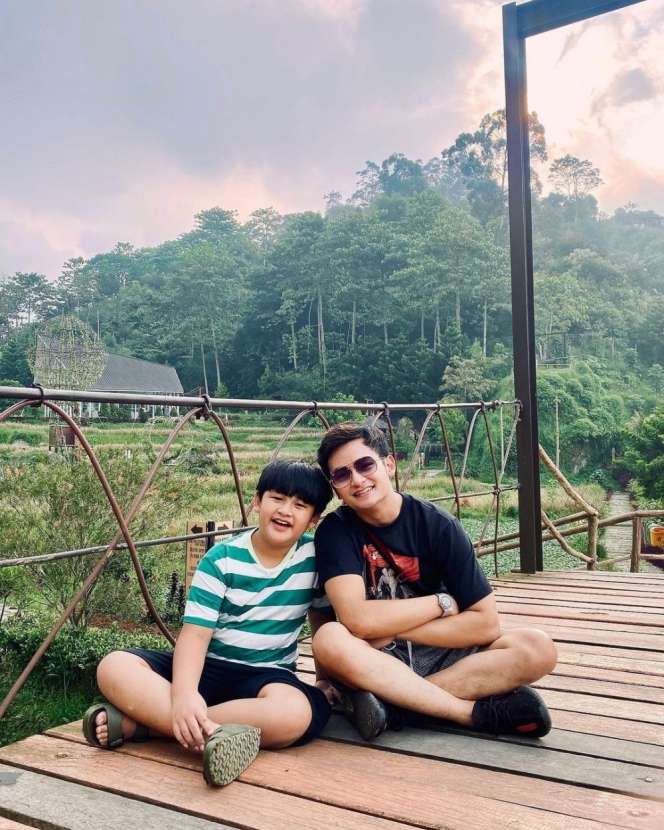 10 Potret Artis Momong Adik Kecilnya, Rafathar Gendong Rayyanza di Depan Orang-Orang Penting, Gemes Banget!