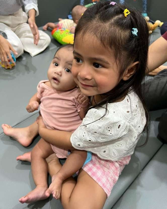 10 Potret Artis Momong Adik Kecilnya, Rafathar Gendong Rayyanza di Depan Orang-Orang Penting, Gemes Banget!