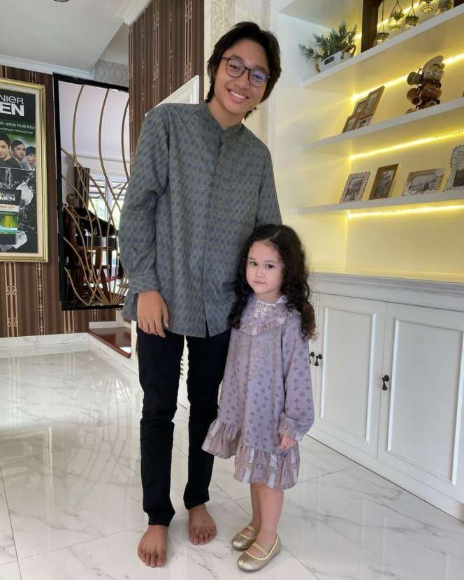 10 Potret Artis Momong Adik Kecilnya, Rafathar Gendong Rayyanza di Depan Orang-Orang Penting, Gemes Banget!